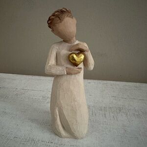 NWT WILLOW TREE " KEEPSAKE" Cream Figurine with Gold Heart
